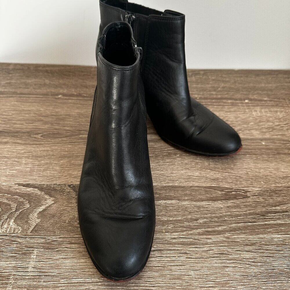 Clarks Black Leather Maypearl Tulsa Chelsea booties from Clarks Artisan Sz 6.5